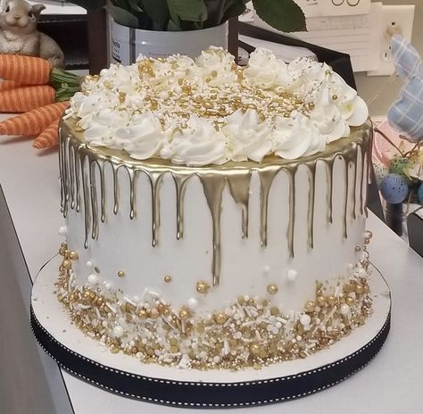 2 Tier Gold Cake, Sweet 16 Cakes White And Gold, 18th Birthday Cake White And Gold, Golden Bday Cake, Champagne Color Cake, Golden Year Birthday Cake, Gold Theme Birthday Cake, White And Gold Cake Simple, Gold And White Cake Birthday