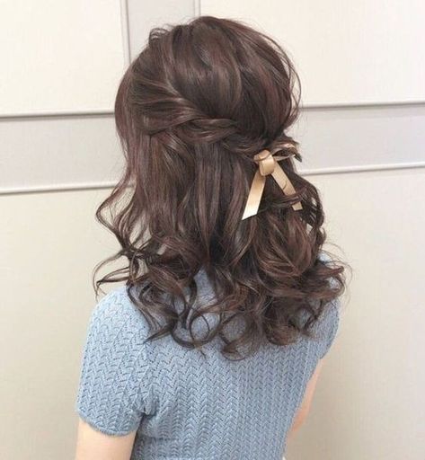 24 SPECTACULAR HAIRSTYLES FOR SHORT HAIR - julsweek Hairstyle Prom Medium Hair, Medium Hoco Hairstyles, Hoco Hairstyles Mid Length Hair, Hairstyles Wavy Short Hair, Medium Hair Styles Curly, Short Hair Styles For Party, Ateez Hairstyle, Grad Hairstyles Short Hair, Hairstyles For Medium Length Hair Braids