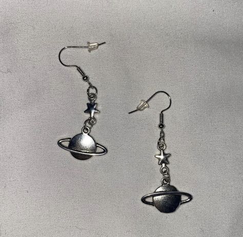 Earring Inspo Silver Grunge, Grunge Accessories Earrings, Grungy Earrings, Aesthetic Earrings Grunge, Grunge Jewelry Earrings, Silver Jewelry Aesthetic Earrings, Cool Earrings Aesthetic, Aros Aesthetic, Accessory Reference