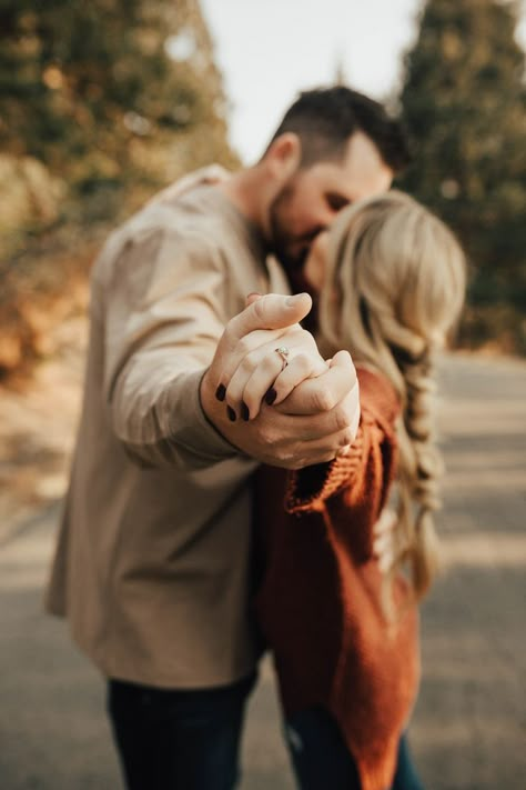 Engagement Shoots Poses, Engagement Announcement Photos, Shaver Lake, Lake Engagement Photos, Shooting Couple, Creative Engagement Photo, Fall Engagement Pictures, Engagement Photography Poses, Cute Engagement Photos