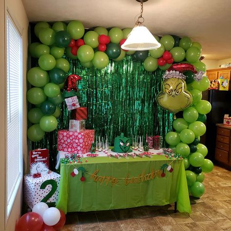 The Grinch Birthday Theme...decorations by my sister @vickylfrison Grinch Halloween, Grinch Birthday, School Christmas Party, Grinch Decorations, Grinch Christmas Party, Whoville Christmas, Holiday Baby Shower, Work Holiday Party, Work Christmas Party