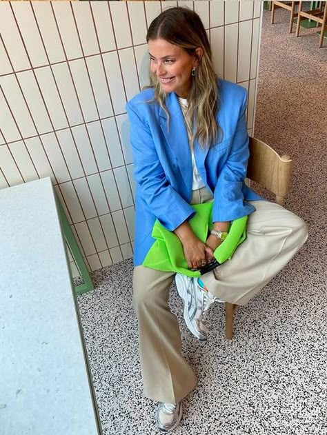 Janka Polliani, Sneakers To Work, Work Appropriate Outfits, Work Outfit Inspiration, Colorful Sneakers, 2022 Style, Work Sneakers, Spring Work Outfits, Smart Outfit