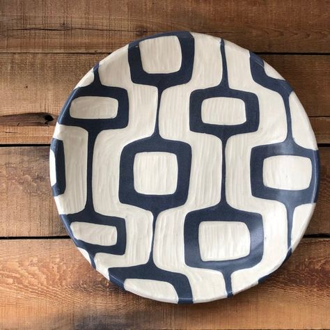 Platter Designs Ceramic, Sgraffito Plate Designs, Ceramic Bowls Painting Ideas, Ceramic Plate Design, Ceramic Surface Design, Ceramic Plate Ideas, Modhome Ceramics, Sgraffito Plate, Ceramic Plates Art