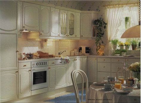 80s House Interior, 1980s House, 90s Kitchen, 80s Kitchen, 90s Interior, 90s House, 90s Home Decor, 80s House, 90s Home