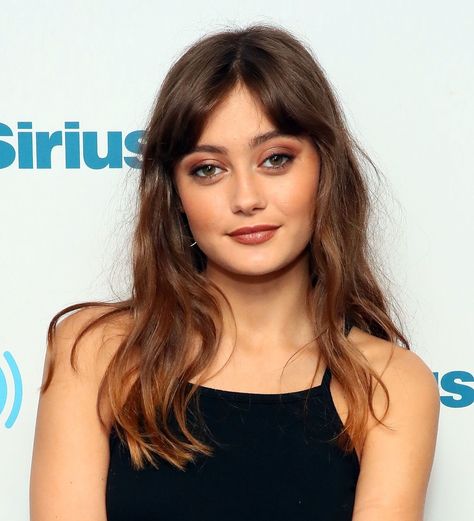 Ella Purnell Ella Purnell Hair Bangs, Emma Purnell, Ella Purnell Hair, Daphne Moreau, Strawberry Brunette, Emma Bloom, Hair Color 2024, The Book Of James, Theatrical Romantic Style