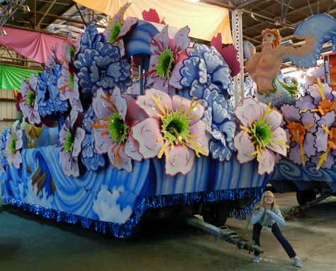 Mardi Gras World Float Mardi Gras Flowers, Mardi Grad, Pride 2024, Crafts With Paper, Warehouse Design, Mardi Gras Parade, The Rainforest, Big Easy, Flower Fashion