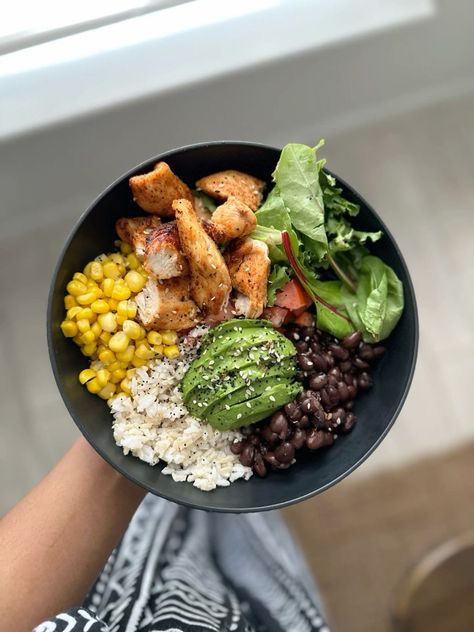 Gym Meals Aesthetic, Healthy Protein Meals Aesthetic, High Protein Lunch Aesthetic, Breakfast Bowls High Protein, Healthy Lunch With Chicken, High Protein Meals Aesthetic, Chicken Dinner Aesthetic, Protien Meals Bowls, Chicken Chipotle Bowl