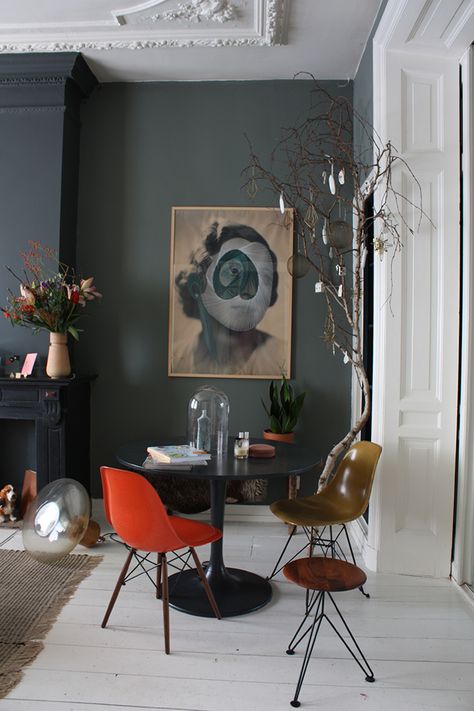 Move Over, Minimalism: The "New Victorian" Look is On the Rise Black Feature Wall, Victorian Modern, Dark Walls, Dark Interiors, Beautiful Apartments, Design Del Prodotto, Home Fashion, Room Interior, Interior Inspiration