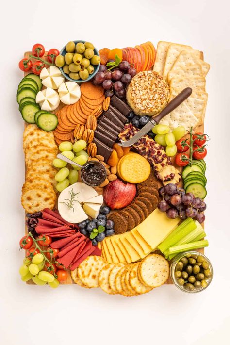 How to Build an Amazing Vegan Charcuterie Board - Vegan on Board Cheeseboards Ideas, Charcuterie Board Vegan, Charcuterie Board Step By Step, Sunflower Seed Cheese, Vegan Charcuterie Board, Meat Cheese Board, Themed Charcuterie Board, Vegan Thanksgiving Dessert, Christmas Charcuterie Board