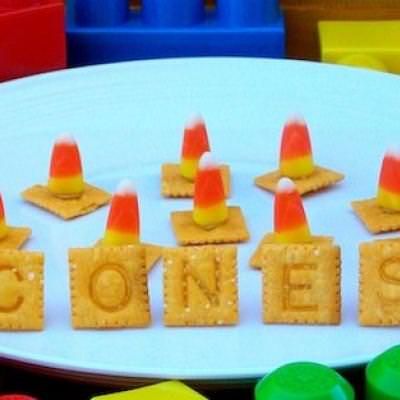 Construction Cones {Kid Food Crafts} via @tipjunkie Kid Food Crafts, Construction Themed Party, Soccer Snacks, Construction Birthday Cake, Kids Food Crafts, Construction Cake, Food Holidays, Preschool Planning, Construction Birthday Parties