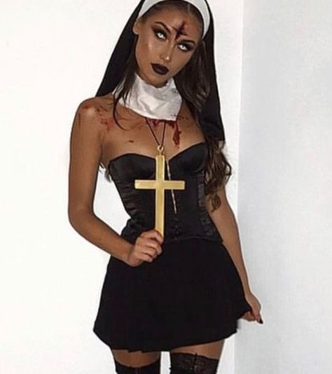 Halloween Constumes, Nun Halloween Costume, Nun Halloween, Clown Cosplay, Halloweenský Makeup, Easy Diy Ideas, Halloween Coustumes, Halloween Costumes For Women, Diy Halloween Costumes For Women