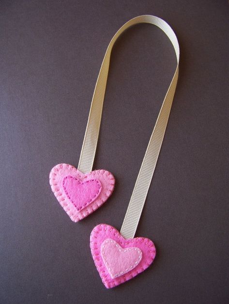 Bookmark Diy, Penanda Buku, Felt Bookmark, Heart Bookmark, Diy Bookmarks, Felt Heart, Book Markers, How To Make Bookmarks, Creation Couture