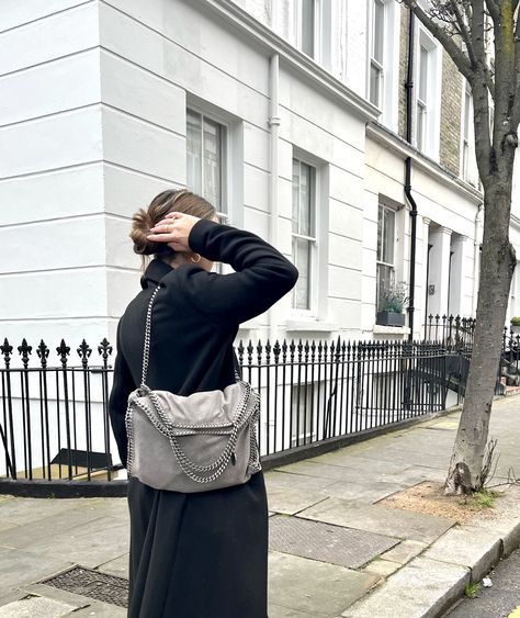 Stella McCartney Falabella bag styled in grey. London outfits. Stella Mccartney Frayme Bag Outfit, Barcelona Clothes, Stella Mccartney Bag Outfit, Falabella Bag Outfit, Stella Falabella Outfit, Stella Mccartney Outfit, Grey Bag Outfit, Stella Mccartney Falabella Outfit, Gucci Pochette