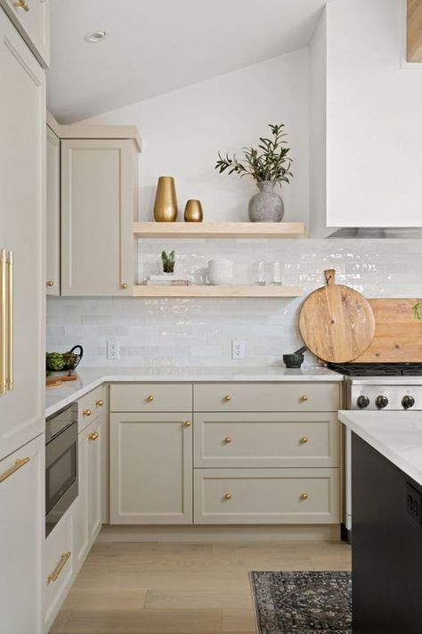 Kitchen Ideas Cream Color, Cream Kitchen With Island, Cream And Gold Kitchen Ideas, Gold And Cream Kitchen, Light Cream Kitchen Cabinets, Small Two Tone Kitchen, White And Cream Kitchen Ideas, Small Neutral Kitchen, Crème Kitchen