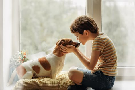 Dog Gives Boy Adorable Hugs Just Like a Human in Heartwarming Viral Video Dog Play Ideas, Teach Dog To Fetch, Dog Breed Quiz, Hugging Dog, Cat And Human, Dog Boredom Buster, Puppy Toilet Training, Shih Tzu Breeders, Games For Dogs