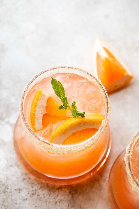 This easy Grapefruit Rum Cocktail is made with real fruit juice, fresh mint leaves, club soda and more! It's a cool and refreshing cocktail recipe, bursting with delicious tropical flavors and beauty. Best Rum Drinks, Grapefruit Cocktail Recipes, Grapefruit Drink, Vodka Recipes Drinks, Grapefruit Recipes, Citrus Drinks, Rum Tasting, Real Fruit Juice, Grapefruit Cocktail