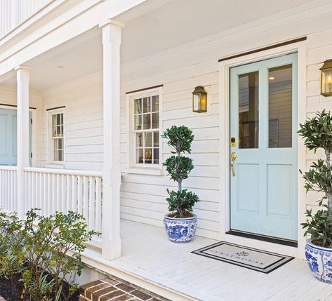 Charleston is Calling! ☎️ Charleston Backyard, House Exterior Paint, Charleston Homes, House With Porch, Valley View, Coastal Interiors, Happy Things, Southern Living, Coastal Home