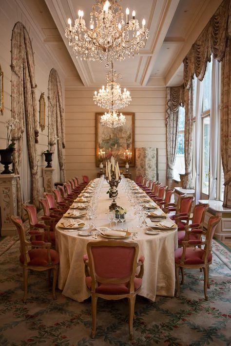 parisian wedding table Fancy Dining Room, بيوت ملكية, Deco Disney, Parisian Wedding, Luxury Dining Room, Elegant Dining Room, Dining Hall, Formal Dinner, Luxury Dining