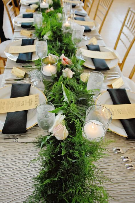 Table Centrepiece Ideas, Spring Centerpieces, Log Centerpieces, Centrepiece Ideas, Spring Table Settings, Table Centerpiece Decorations, Spring Centerpiece, Floral Table Runner, Table Centrepiece