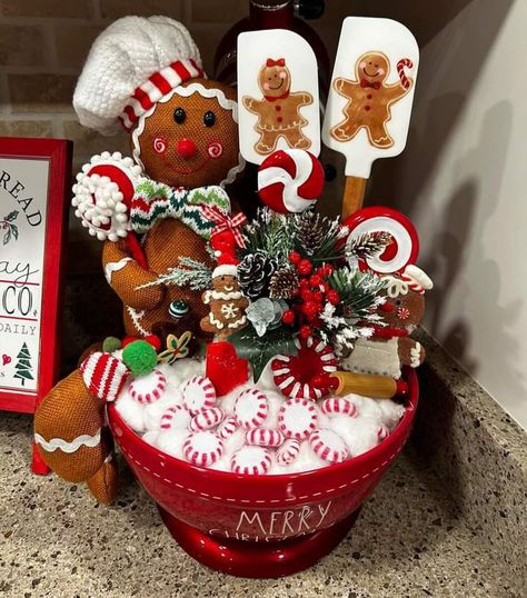 Gingerbread Tablescape Christmas Tables, Kitchen Gingerbread Decor, Pantry Christmas Decor, Ginger Bread Man Diy, Ginger Bread Christmas Decorations Diy, Kitchen Christmas Decorations Farmhouse, Christmas Gingerbread Decor Ideas, Kitchen Christmas Ideas, Gingerbread Christmas Decor Ideas