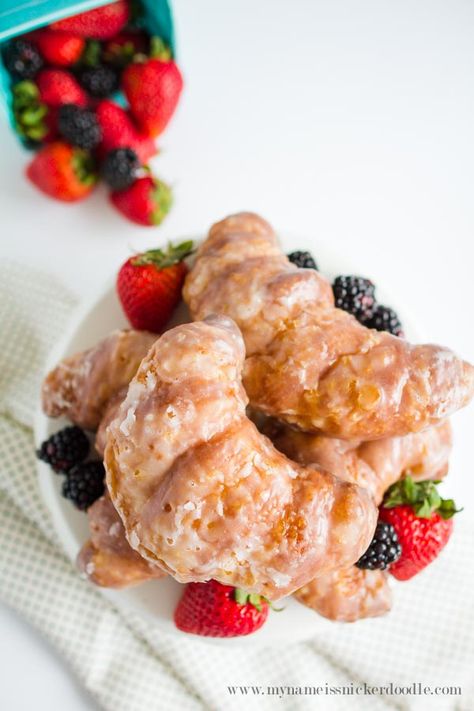 4 ingredients make up these yummy Glazed Croissants! To easy not to make! | mynameissnickerdoodle.com Glazed Croissants, Croissants Recipes, Crossant Recipes, Croissant Donut, Homemade Croissants, Croissant Recipe, Homemade Pastries, Glaze Recipe, Local Farm