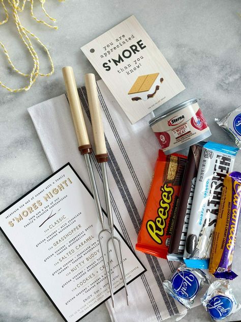 One of the easiest desserts of all time is a s'more.  Not only are they delicious, but making them doubles as a party activity!  So when my husband asked me to help him create a little treat he could gift his mortgage clients for referral business, I had the perfect end-of-the-summer treat:  A DIY S'mores Kit for a family night. || JennyCookies.com S’mores Kit Diy, S'more Gift Basket Ideas, S'more Gift Ideas, Smores Kit Gift, Smores Kit Diy, Smores Gift Basket, Diy Smores Kit, Easiest Desserts, Smores Party