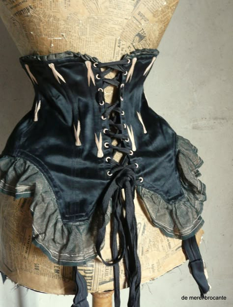 antique corset Vaudeville Costume, V Corset, Antique Corset, Strega Fashion, Corset Costumes, Lacey Tops, Vintage Corset, High Fashion Outfits, Dress Forms