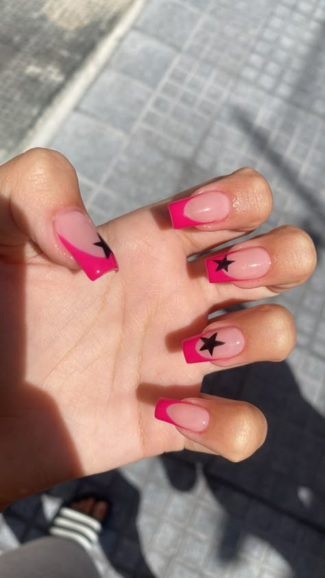 Hot Pink With Stars Nails, Y2k Nails Hot Pink, Aura Nails Black And Pink, Short Gel Nails Y2k, Back And Pink Nails, Cute Nail Designs Y2k, Y2k Nail Inspo Black, Birthday Nails Pink And Black, Y2k Nail Inspo Medium