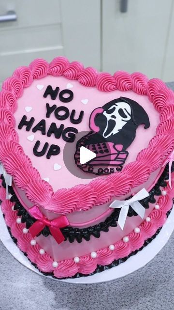 Liz Nicolaou on Instagram: "No, YOU hang up! 💕👻  Ghost face oreo cake made using my 8 inch @frostform heart kit paired with mock ganache - use code FROSTLOVE10 for 10% off everything at frostform.com checkout 😊  Other tools linked to my amazon storefront-link in bio   #ghostface #scarymovie #heartcake #vintagecake #halloweencake #loveisbakeable #frostform" Scream Cake Ideas Kids, Ghost Face Cake Ideas, Halloween Heart Cake, Ghost Face Cake, Ghostface Cake, Lisa Cake, Candy Fruits, Ghost Cake, Sweet 16 Cakes