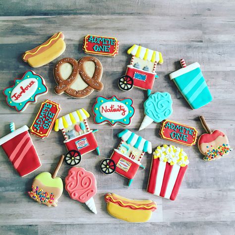 Cookies Decorated With Royal Icing, Circus 1st Birthdays, Circus Cookies, Carnival Cakes, Circus Birthday Party Theme, Theme Carnaval, Carnival Birthday Party Theme, Circus Theme Party, Kids Carnival