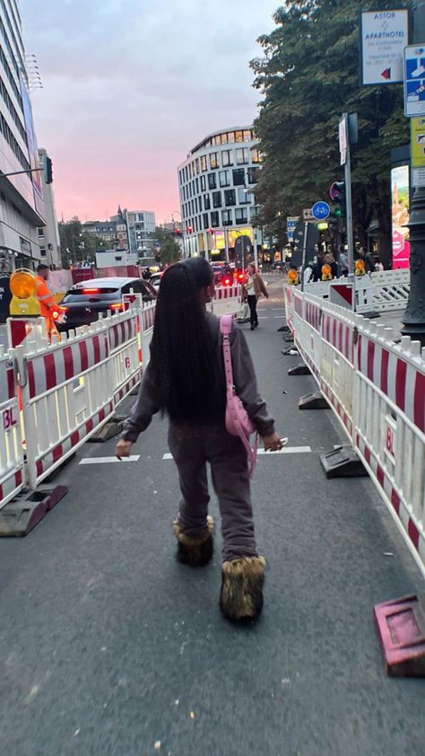 Airport Pic Aesthetic, Airport Black Women, Fly Girl Aesthetic, Black Women Airport Aesthetic, Black Girls Driving Aesthetic, Airport Fits, Basic Fits, College Girls, Fur Boots