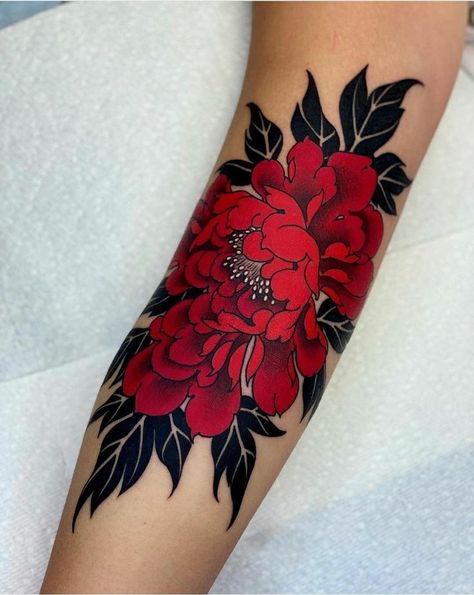 Red Flower Tattoos, Tato Tradisional, Elbow Tattoos, 4 Tattoo, Geniale Tattoos, Tatuaje A Color, Red Tattoos, Tattoo Project, Dream Tattoos