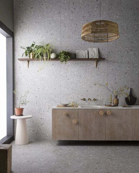 Light Grey Terrazzo Bathroom, Grey Terrazzo Bathroom, Terrazzo Bathroom Design, Grey Terrazzo Floor, Latest Bathroom Tiles, Stone Tile Bathroom, Light Grey Bathrooms, Terrazzo Bathroom, Mandarin Stone