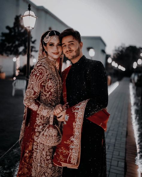 Walima Poses, Black Sherwani Groom Pakistani, Muslim Groom Outfit, Shaadi Photography, Pakistani Bride And Groom, Lehenga Black, Wedding Dresses Muslim, Pakistani Brides, Nikah Outfit