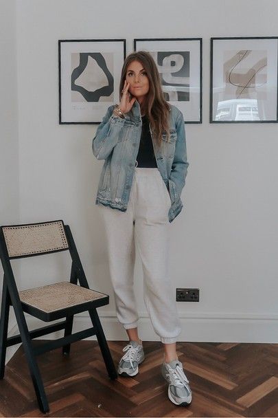 Denim Jacket And Joggers Outfit, White Joggers Outfit Street Style, White Jogger Outfit, Cream Joggers Outfit Women, Spring Joggers Outfit, Cream Joggers Outfit, Outfit Ideas Denim Jacket, White Joggers Outfit, Denim Jacket Outfit Winter