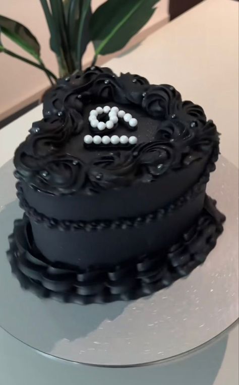 Goth Birthday Cake Aesthetic, 19 Cake Birthday, Nineteen Birthday Cake, Heart Cake Black, 19 Bday Cake, Goth Birthday Cake, Black Vintage Cake, Black Glitter Cake, Baddie Birthday Cake