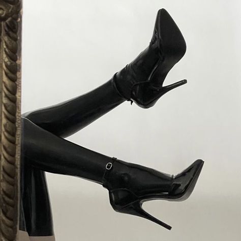 Black Classy Heels, Heeled Boots Aesthetic, Stilettos Aesthetic, High Stilettos, Heels Aesthetic, Expensive Shoes, Cute Shoes Heels, Shoes Heels Classy, Heels Classy