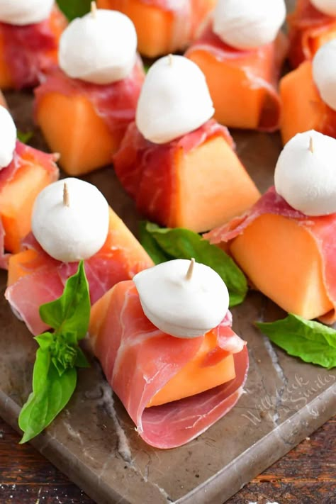 top view of mozzarella topped prosciutto wrapped melon High Tea Savouries, Italian Small Bites, One Bite Appetizers Make Ahead, Make Ahead Party Appetizers, Melon Appetizer, Italian Bbq, Prosciutto Appetizer, Prosciutto Melon, Antipasto Appetizer