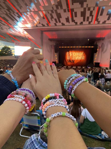 Friend Bracelets Aesthetic, Concert Friendship Bracelets, 5sos Bracelet Ideas, 5sos Friendship Bracelet, 5sos Bracelets, Friendship Bracelet Aesthetic, Friendship Bracelets Aesthetic, 5sos Aesthetic, Concert Bracelets