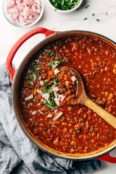 Sunday Chili! This is the BEST Sunday Chili! Beef, bacon, tomatoes, chopped veggies, beans, and spices - it's a cozy weather weekend essential! #chili #beef #soup Sunday Chili Recipe, Sunday Chili, Gourmet Chili Recipe, Gourmet Chili, Chilli Soup, How To Cut Onions, Chili Toppings, Beef Bacon, Fresh Spices