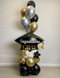 Balloon Decoration For Graduation, Graduation Set Up Ideas Outdoor Parties, Graduation Balloon Arch Party Ideas, Graduation Balloon Bouquet Ideas, Balloon Bouquet Graduation, Graduation Party Balloon Decorations, Ideas Para Graduacion, Graduation Balloon Ideas, Graduation Balloon Bouquets