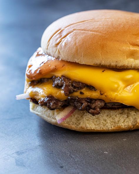 Smash Cheeseburger, Smash Burger Recipe, Smoked Mac And Cheese, Smash Burgers, Omaha Steaks, Cheeseburger Recipe, Griddle Recipes, Smash Burger, Burger Recipe