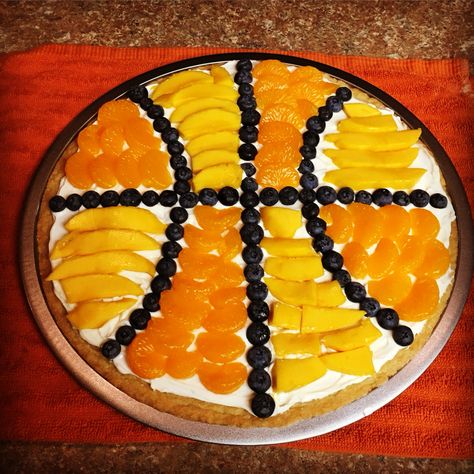 Basketball fruit pizza! Mango, mandarin, blueberry Basketball Veggie Tray, Basketball Fruit Tray, Basketball Party Ideas, Fruit Party Theme, Basketball Food, Basketball Treats, Fruit Platter Ideas Party, Basketball Themed Birthday Party, Party Fruit