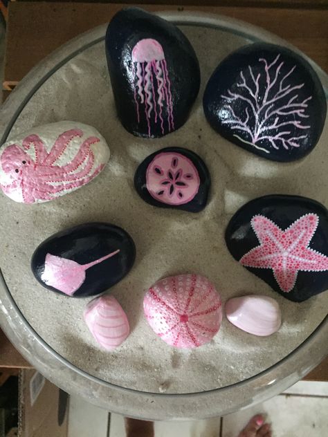 Rock Painting Ideas Ocean Theme, Pebble Art Painting, Painted Rock Aesthetic, Painting On Rocks Aesthetic, Rock Inspo Painting, Ocean Rock Painting Ideas, Beach Theme Rock Painting, Color Rocks Ideas, Easy Seashell Painting