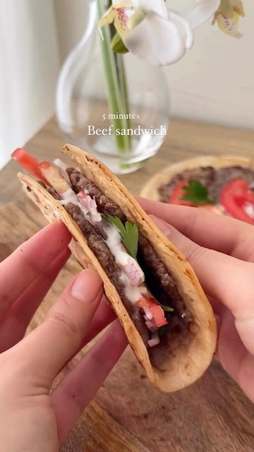 Wraps Ground Beef, Beef Sandwich Recipes, Beef Wraps, Veggie Wraps, Fast Lunch, Dinner With Ground Beef, Beef Sandwich, Tortilla Wraps, Salty Snacks