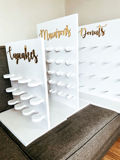 Donut And Cupcake Display, Donuts Stand Ideas, Macaron Stand Display, Cupcakes Stand Ideas, Party Stand Ideas, Diy Candy Stand Display Ideas, Diy Macaron Stand, Diy Desert Stands, Cupcake Stand Decor Ideas