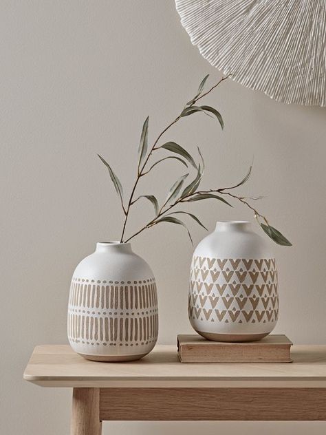 Rattan Lampe, Geometric Vases, Decorative Vases, Hippie Home Decor, Beautiful Interior Design, Ceramics Ideas Pottery, Accessories Luxury, Interior Home, Sgraffito