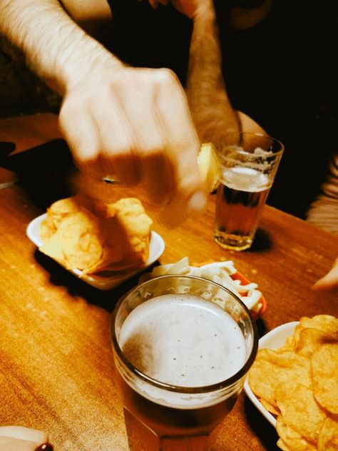 Beer Party With Friends, Young Aesthetic, Beer Pictures, Aesthetic Party, Party With Friends, Beer Party, Sports Bar, Beer, Chips