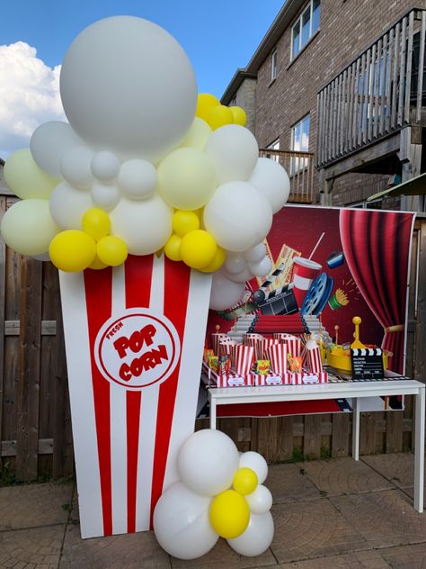 Popcorn Balloons Decoration, Popcorn Balloon Garland, Carnival Theme Backdrop, Fairwell Party, Movie Theatre Birthday Party, Baloon Garland, Carnival Birthday Party Theme, Carnival Holiday, School Door Decorations