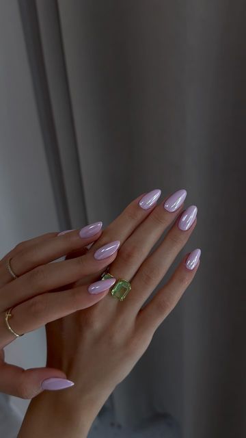 ALBA on Instagram: "Be in love & Crystal chrome from @blueskykosova 🧚‍♀️" Lavender Nails Crome, Nail Designs Lilac, Lilac Chrome Nails, Lavender Chrome Nails, Purple Chrome Nails, Cute Almond Nails, Light Purple Nails, Bday Nails, Hoco Nails